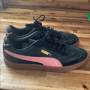Puma Black Suede Sneakers with Pink Formstrip and Gum Sole big girls size 7